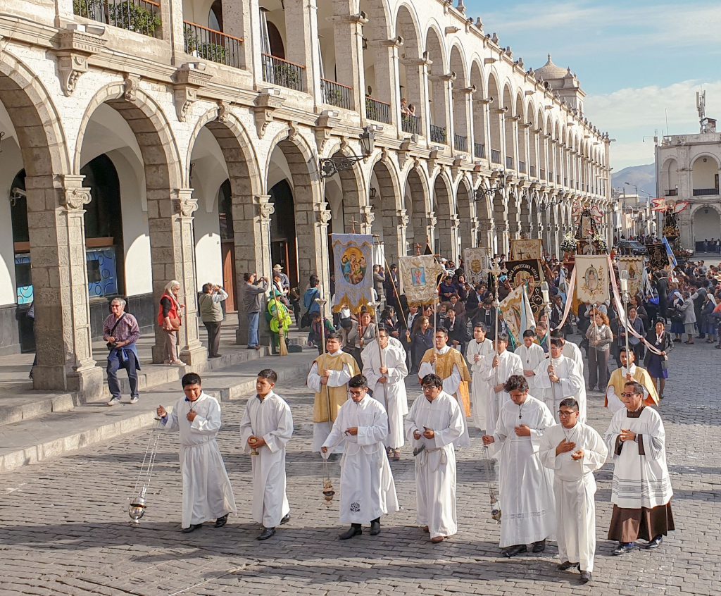 Prozession auf dem Plaza Principal de la Virgen de la Asuncion in Arequipa