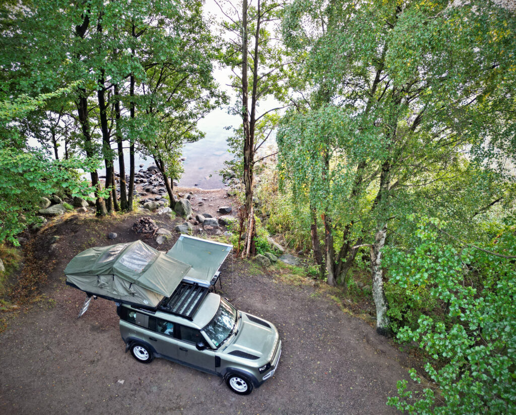 Camping im Land Rover Defender in Schweden