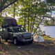 Land Rover Defender mit Dachzelt am see in Schweden