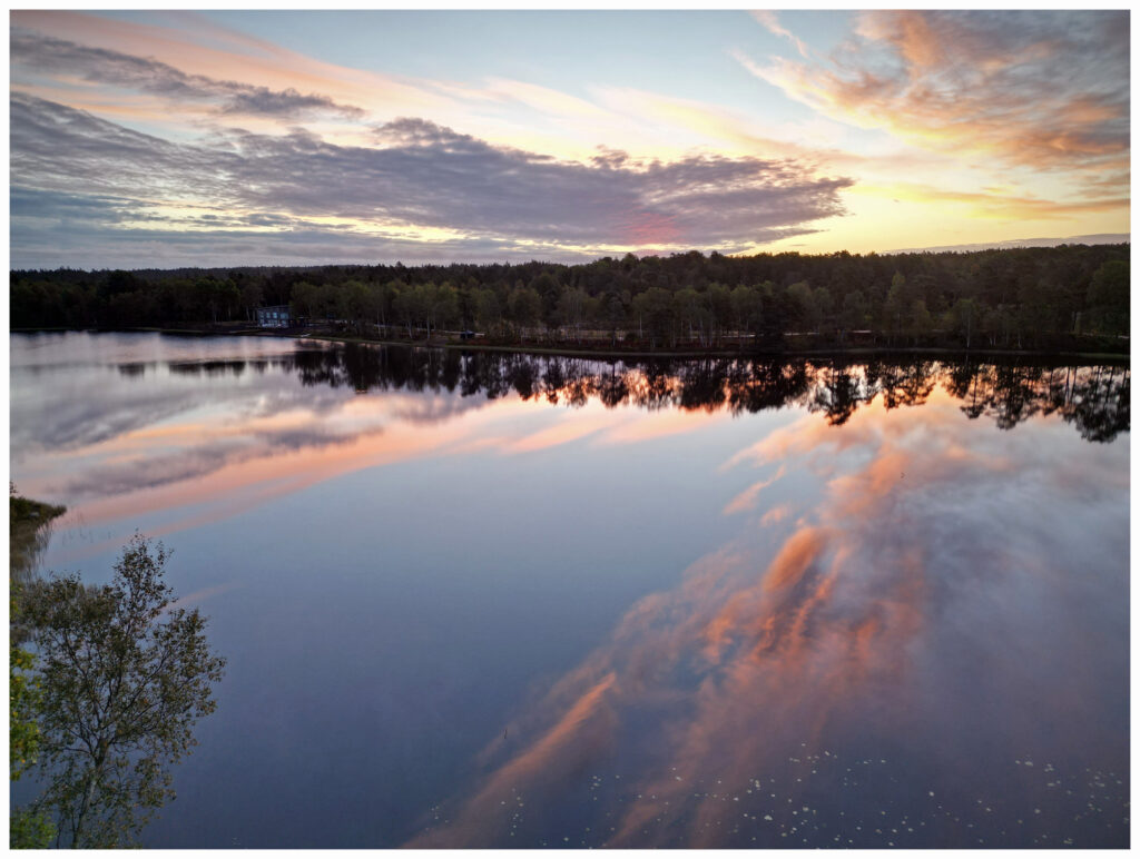 Sonnenaufgang an einem See in Schweden