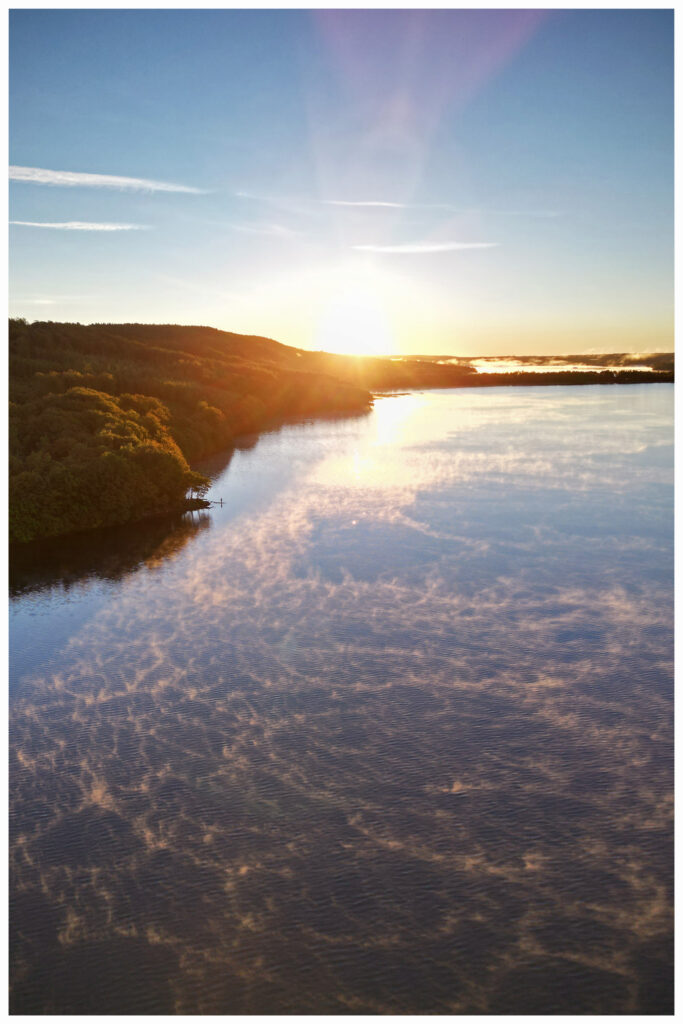 Sonnenaufgang an einem See in Schweden