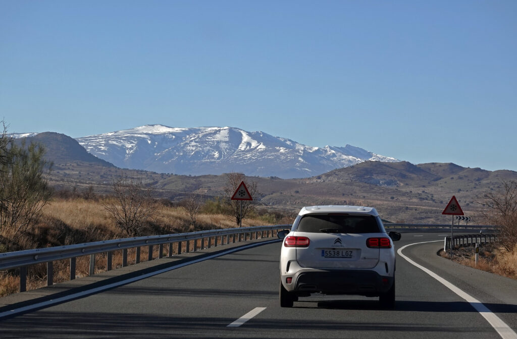 Autostraße zur Sierra Nevada in Andalusien, Spanien.