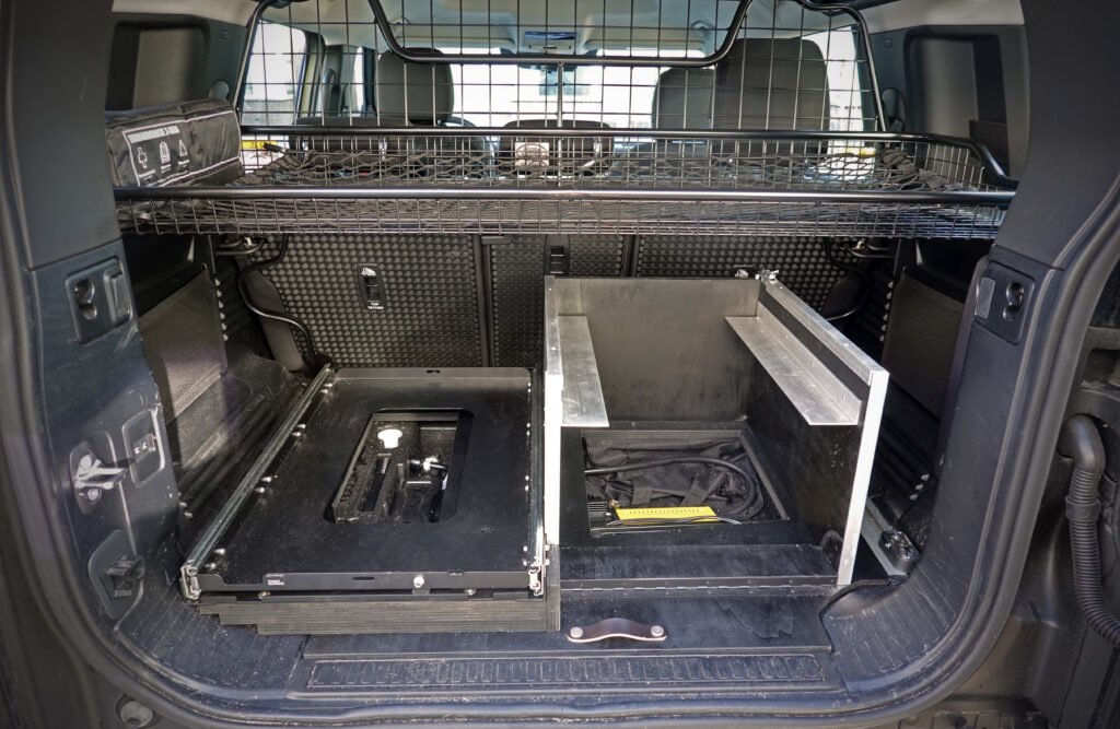 Ausbau des neuen Kofferraums im neuen Land Rover Defender zum Overland-Camper
