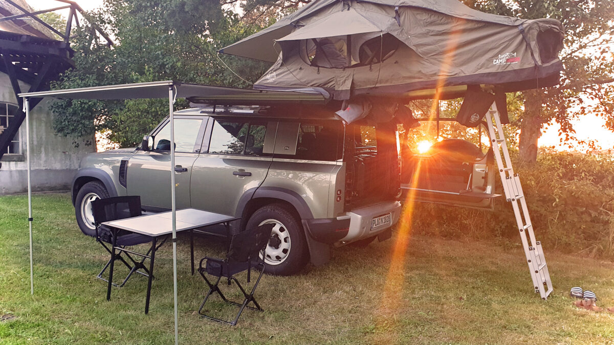 Land Rover Defender als Overland-Camper mit Dachzelt und Markise
