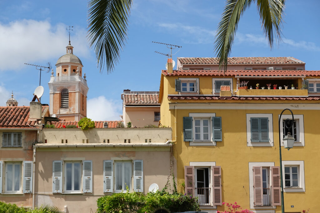 Rundreise über Korsika im Frühling: malerische Häuserfronten in Ajaccio