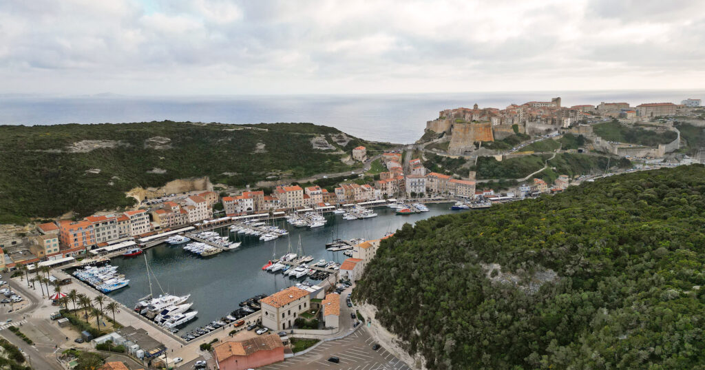 Rundreise über Korsika im Frühling: Drohnenfoto von Bonifacio