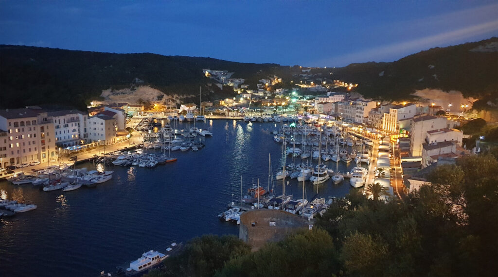 Rundreise über Korsika im Frühling: Hafen von Bonifacio bei Nacht
