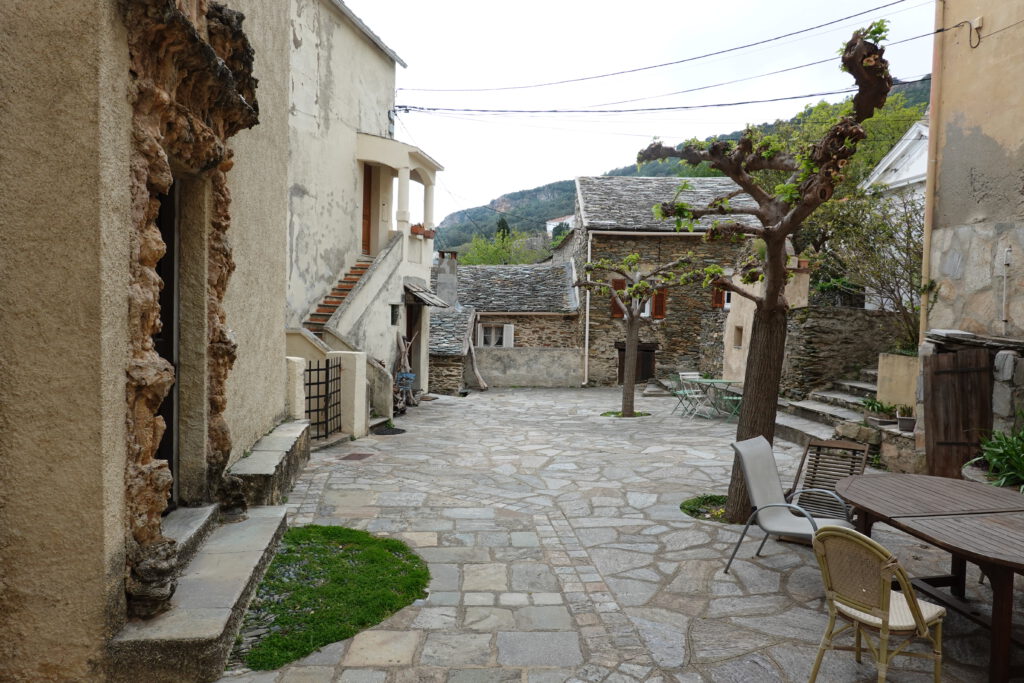 Rundreise über Korsika: Dorfplatz in Erbalunga
