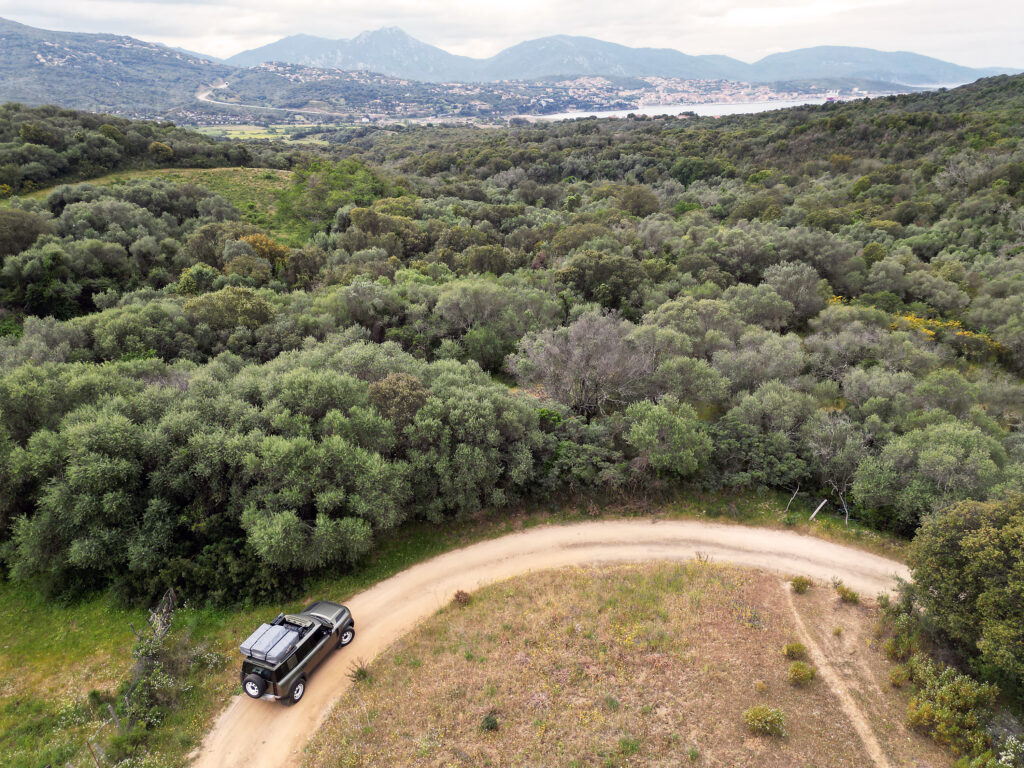 Rundreise über Korsika im Frühling: Land Rover Defender auf Offroad-Piste