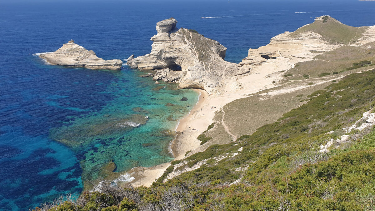Rundreise über Korsika im Frühling: Strand unterhalb von Bonifacio