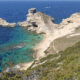 Rundreise über Korsika im Frühling: Strand unterhalb von Bonifacio