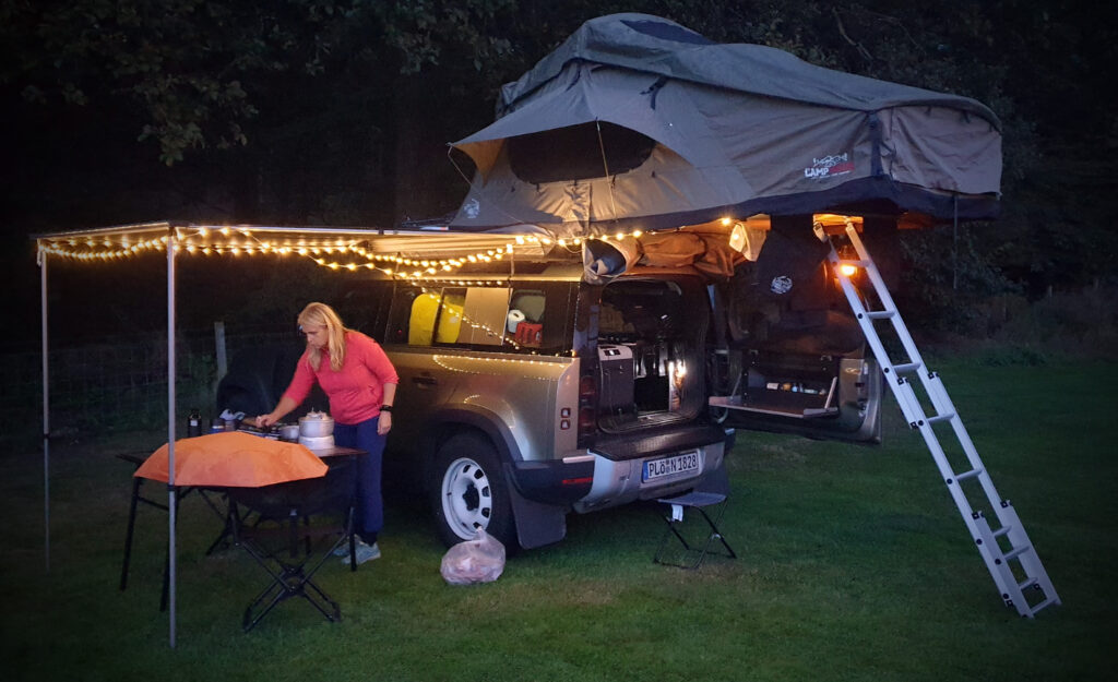 Camping mit Land Rover Defender und Dachzelt in Schottland