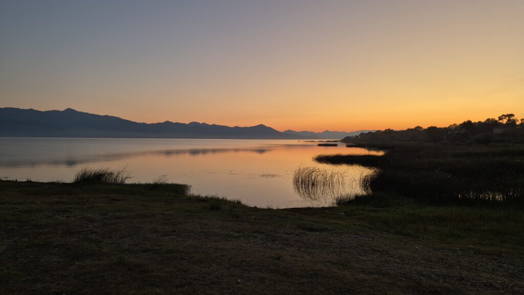 Sonnenuntergang am Skutarisee in Albanien