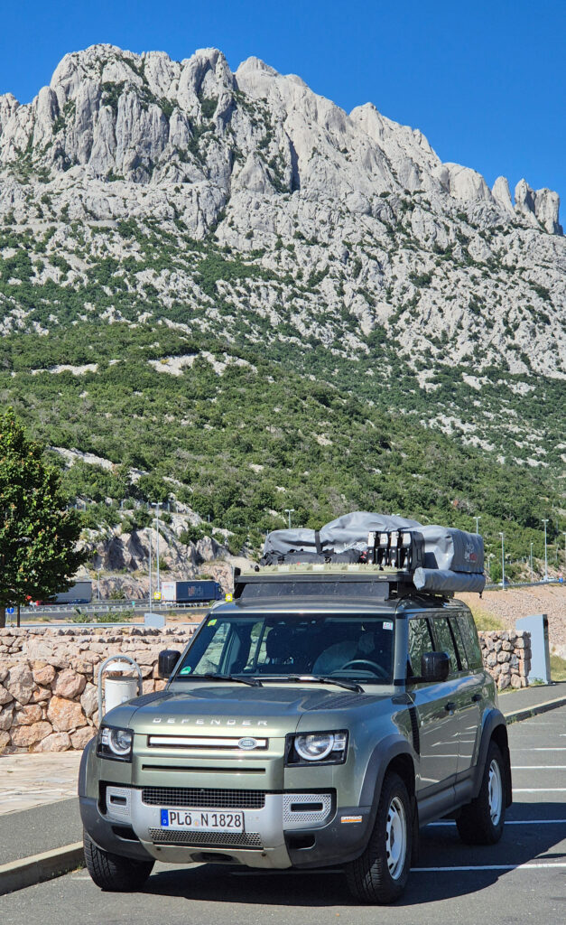 Land Rover Defender bereit zum offroad fahren und wild campen in Albanien