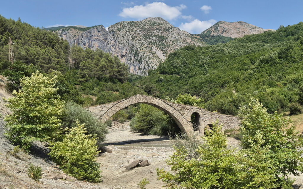 Albanisches Gebirge mit Brücke