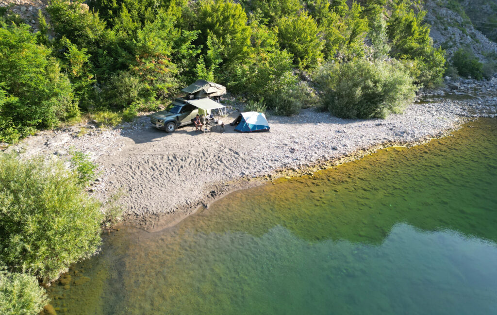 Albanien offroad fahren und wild campen am Fluss