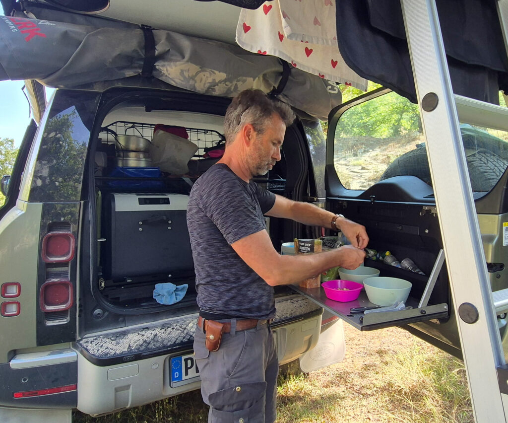 Land Rover Defender Essen machen beim wild campen in Albanien