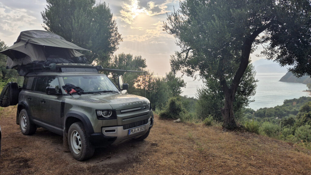 Albanien offroad fahren wild campen im neuen Land Rover Defender mit Dachzelt