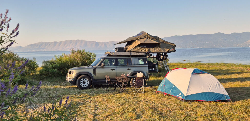 Land Rover Defender beim wild campen in Albanien