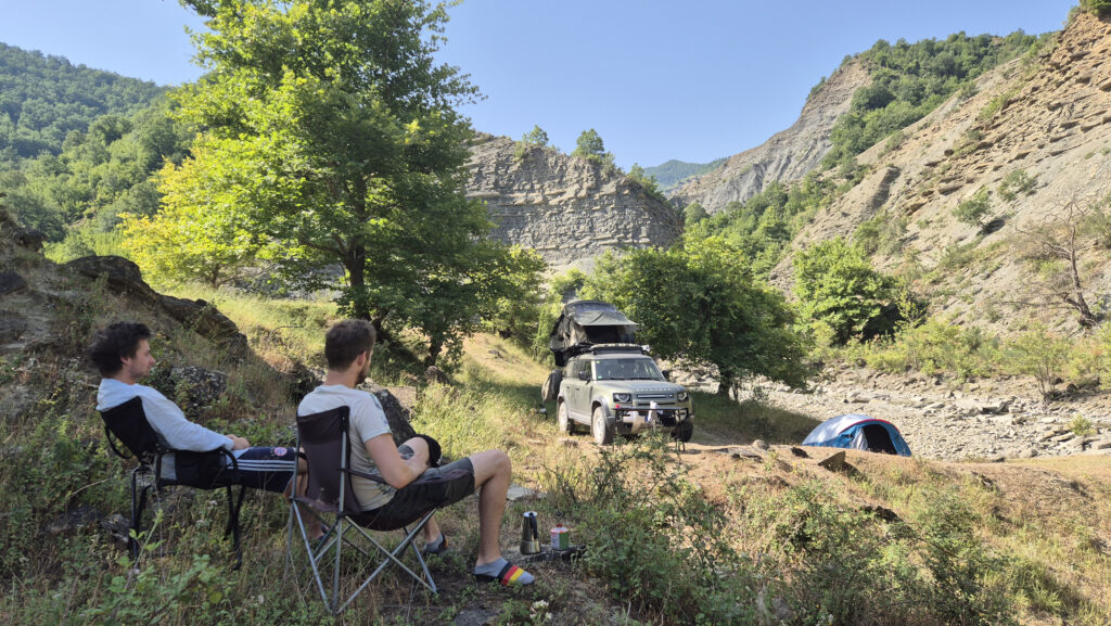 Land Rover Defender offroad wild campen in Albanien