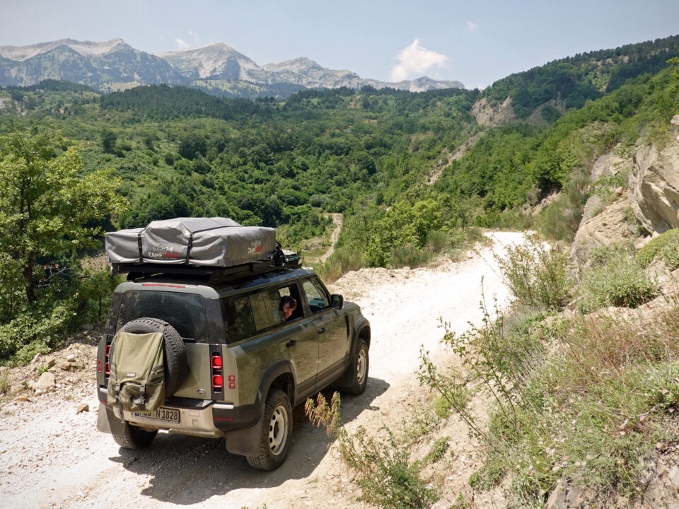 Video vom Roadtrip in unserem Land Rover Defender - Camper durch Albanien